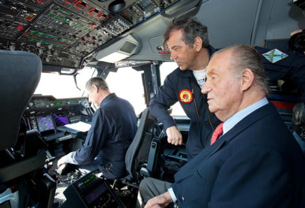 Spaanse Koning Juan Carlos I bestuurt viermotorige Airbus A400M vrachtvliegtuig.