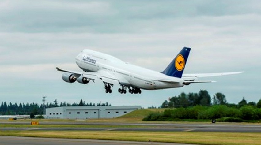 Boeing 747-8 Lufthansa departure