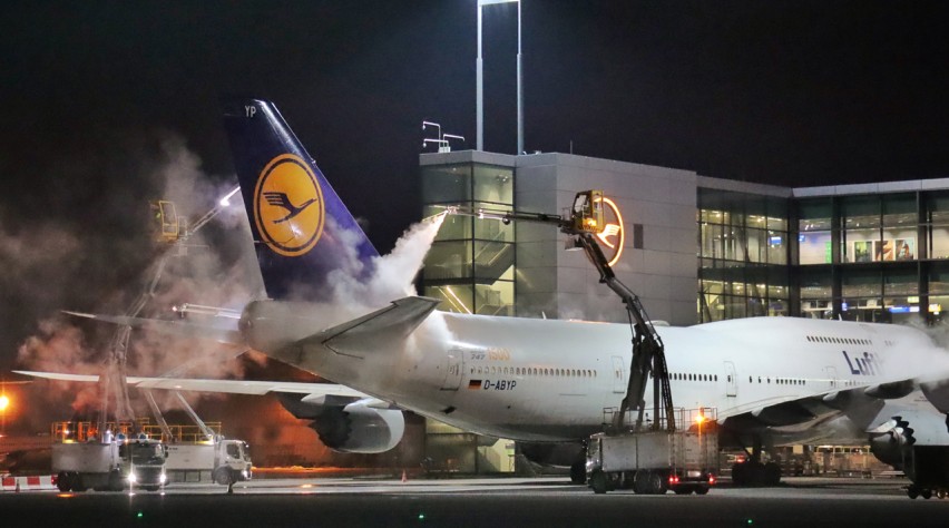 Frankfurt Lufthansa 747 de-ice