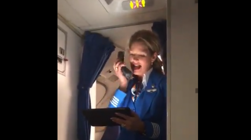 Zingende KLM-purser