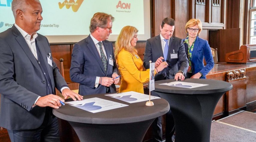 Elbers bij ondertekening Charter Talent naar de Top