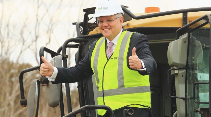 Scott Morrison vanuit een bulldozer