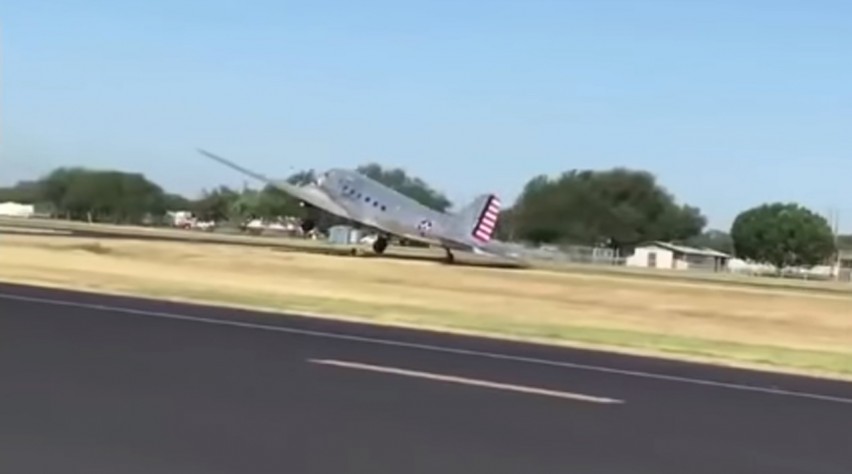 Foto (c) Youtube C-47 crash