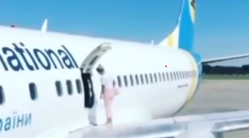Hete vrouw op vleugel Ukraine 737