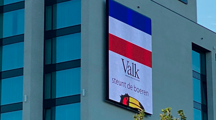Foto (c) Peter Oorno/Twitter Van der Valk Schiphol Steun boeren