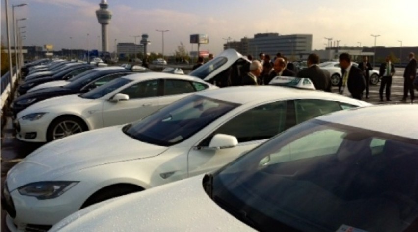 Tesla taxi Schiphol