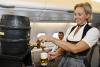 Lufthansa-stewardess in dirndl