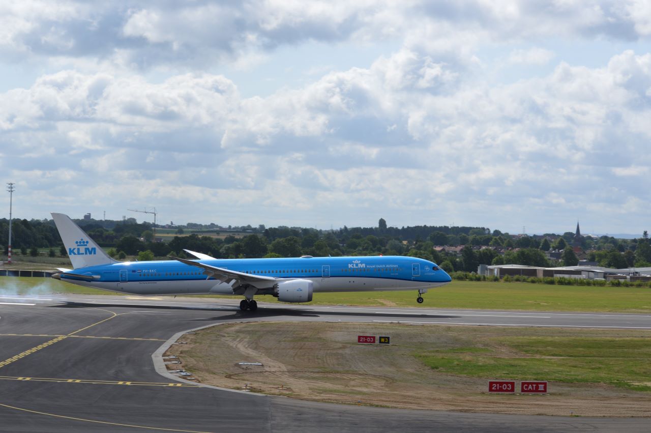 Flight Diversions during Storm: KLM’s Dreamliner and Other Airlines Forced to Swerve