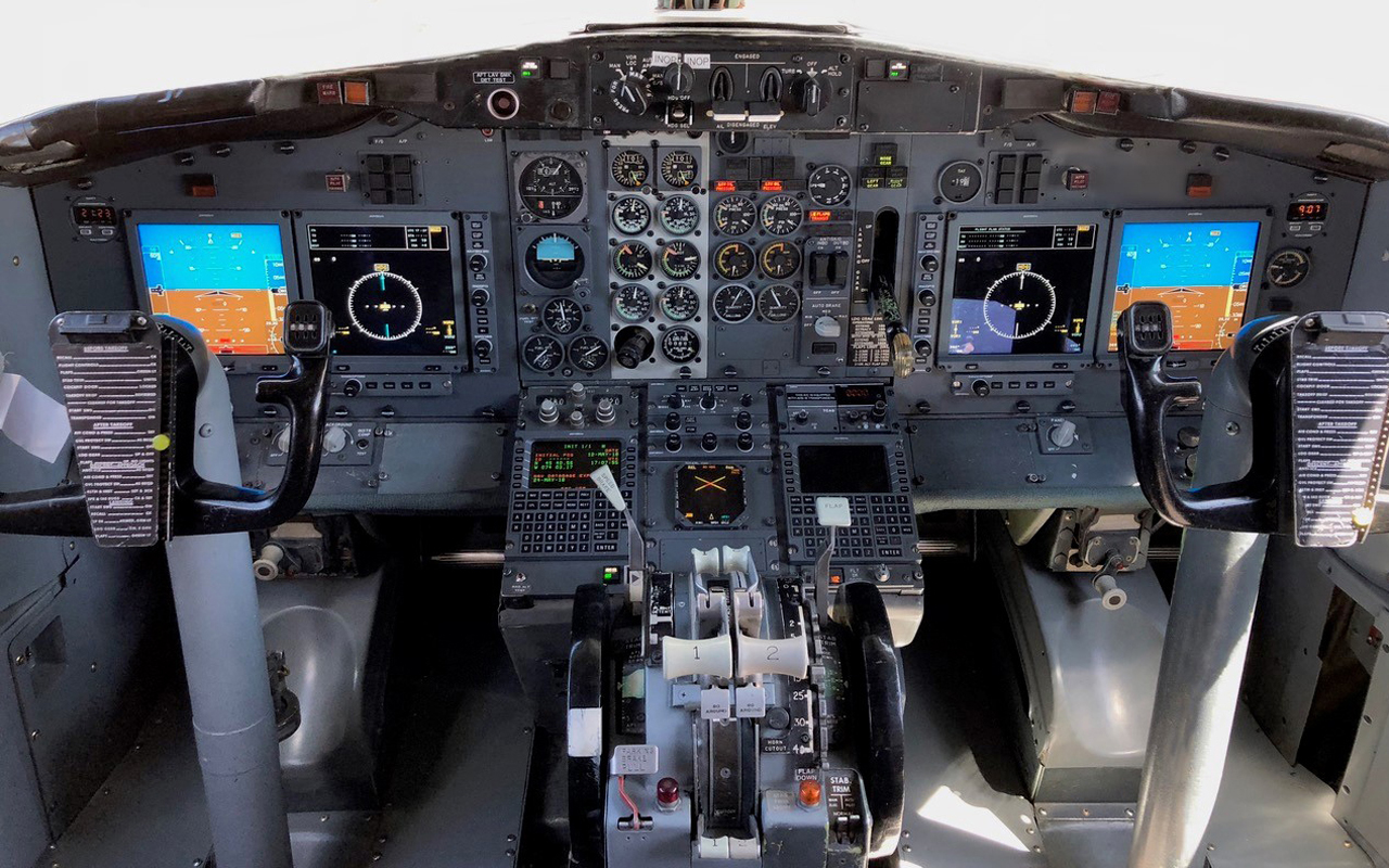 nolinor-voorziet-bejaarde-boeing-737-200-s-van-moderne-cockpit