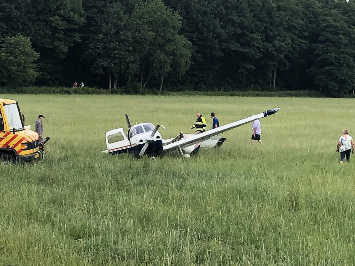 Vliegtuig Door Omheining Op Vliegveld Seppe | Luchtvaartnieuws