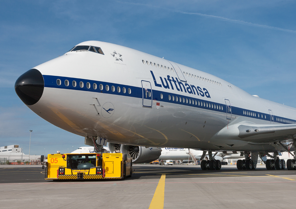 Lufthansa Boeing 747-8 Retro