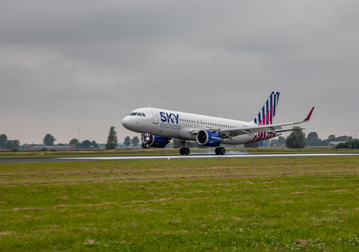 Autonomie Desillusie Kwestie Sky Express voor het eerst geland op Schiphol | Luchtvaartnieuws