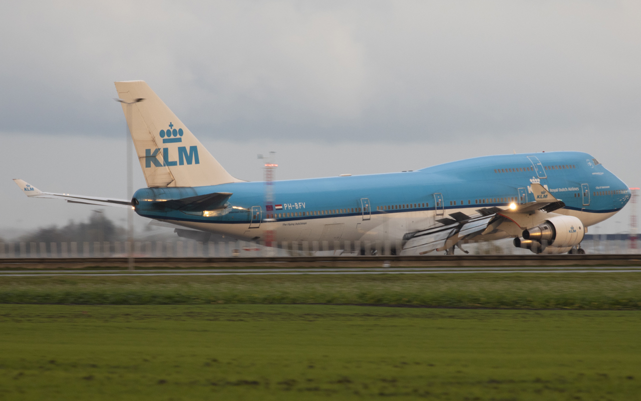 Aircraft spotters welcome Boeing 747s KLM for the last time