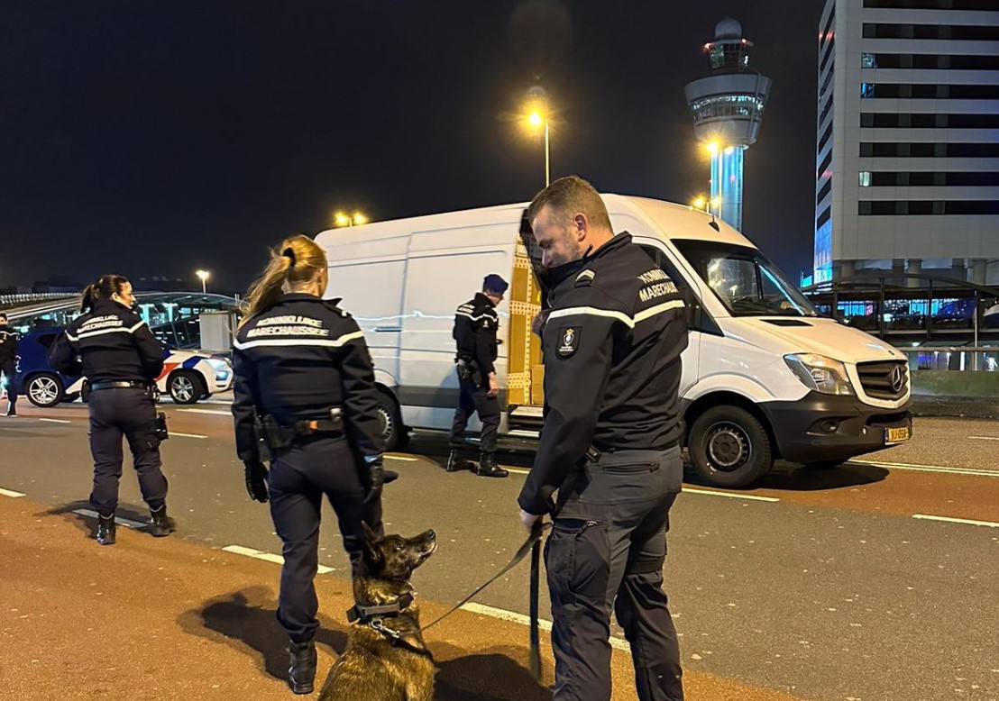 Koerier Laat Bus Vol Pakketjes Achter Op Schiphol En Verdwijnt Per ...