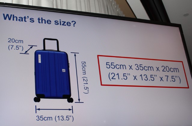 thee lila kussen KLM druk in de weer met oplossingen handbagage | Luchtvaartnieuws