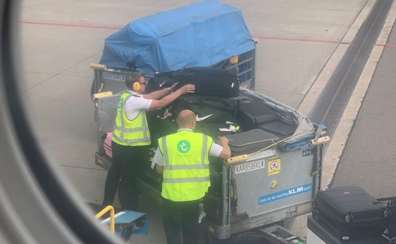 springen Uitverkoop Vijf In beeld: Transavia-piloten helpen bij afhandeling bagage | Luchtvaartnieuws