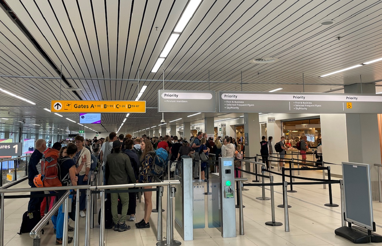 Beveiligers Schiphol boos over nieuwe werkomstandigheden, CNV wil actie