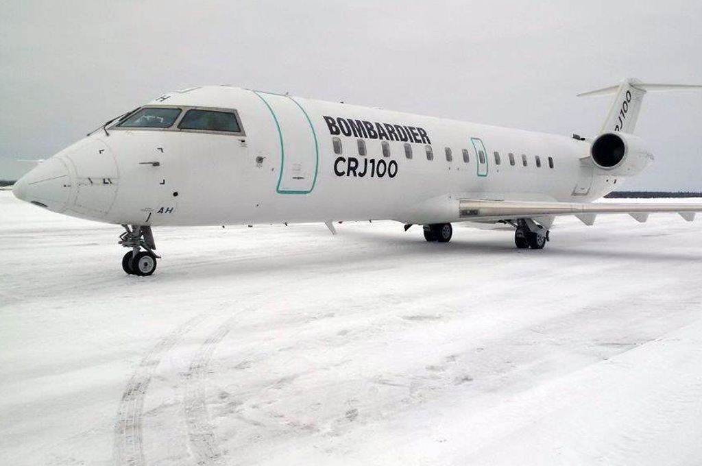 Crj 100 самолет. Bombardier crj200 самолет. Канадский Бомбардье crj200.